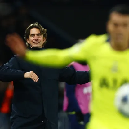 توماس فرانك مدرب توتنهام يوجه لاعبيه خلال مواجهة باريس سان جيرمان - 26 نوفمبر 2025