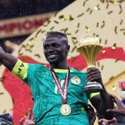 السنغال تتحدى قرار "كاف" وتعرض كأس إفريقيا قبل مواجهة بيرو