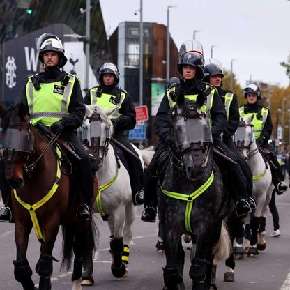 وكيل أعمال يُهدد لاعباً في البريميرليغ بسلاح ناري