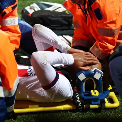 ديزيريه دوي لاعب باريس سان جيرمان يتألم بعد تعرضه لإصابة في مواجهة لوريان بالدوري الفرنسي - 29 أكتوبر 2025