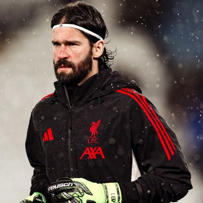 أليسون حارس ليفربول ينحاز إلى سلوت وينتقد صديقه "الأسطورة" صلاح