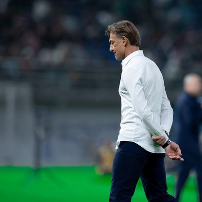 رونار يُراقب مباراة الهلال والشباب من مدرجات المملكة آرينا