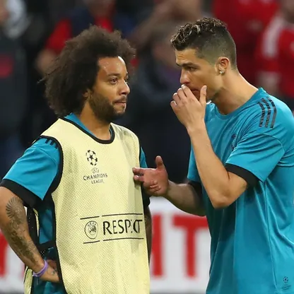 كريستيانو رونالدو في حديث مع مارسيلو في فترة الإحماء قبل المواجهة بين ريال مدريد وبايرن ميونيخ في نصف نهائي دوري أبطال أوروبا 2018 - 25 أبريل 2018