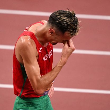 المغربي البقالي يبكي ويلوم نفسه رغم الفوز بأول ميدالية عربية في طوكيو