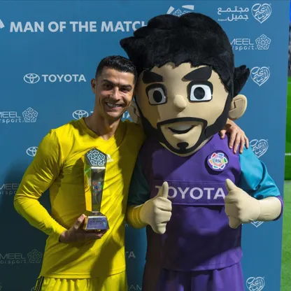 كريستيانو رونالدو يحمل جائزة أفضل لاعب في مباراة النصر والفتح في الدوري السعودي - 1 فبراير 2026