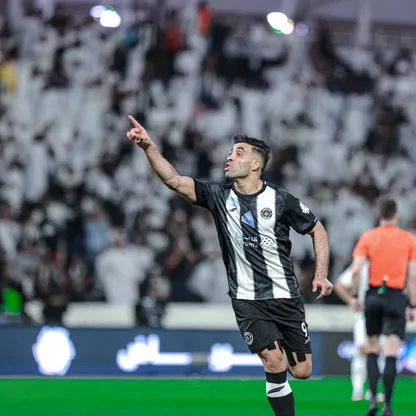 عبد الرزاق حمد الله مهاجم الشباب يحتفل بتسجيل هدف في مرمى الأهلي بدوري روشن السعودي - 11 مايو 2025