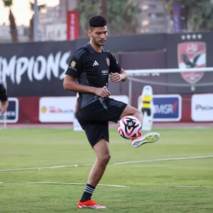 المدافع المغربي أشرف داري في مران ناديه الأهلي المصري