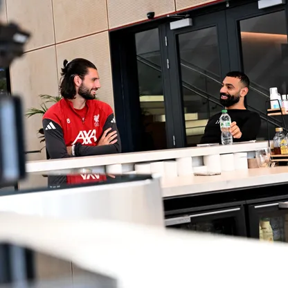 محمد صلاح رفقة زميله دومينيك سوبوسلاي في مقر ليفربول - 14 مايو 2026