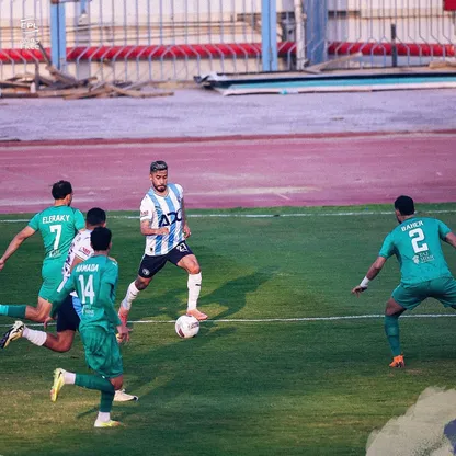 ناصر ماهر لاعب بيراميدز محاصر من ثلاثة لاعبين من المصري في مواجهة الفريقين في الدوري المصري - 11 أبريل 2026