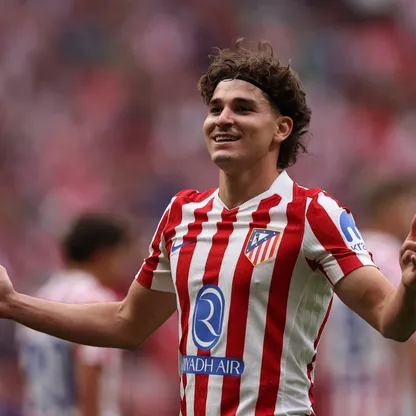 جوليان ألفاريز يحتفل بهدفه في مباراة أتلتيكو مدريد وريال مدريد بالدوري الإسباني - 27 سبتمبر 2025