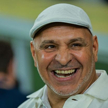 شاهد.. الجزائري زكري يخطف الأضواء بلقطة طريفة مع جهاز VAR