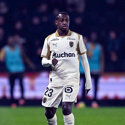 سعود عبد الحميد يقود لانس لانتزاع صدارة الدوري الفرنسي من باريس سان جيرمان