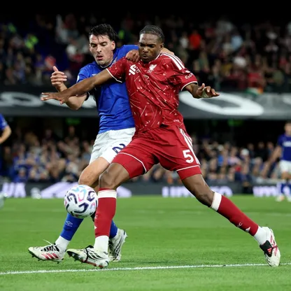 جيريمي جاكيه مدافع ليفربول وصراع على الكرة مع لاعب إبسويتش تاون جاكوب غريفز - 4 سبتمبر 2026
