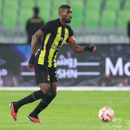 الاتحاد الآسيوي يوقف أحمد شراحيلي ويعاقب الاتحاد والأهلي والهلال