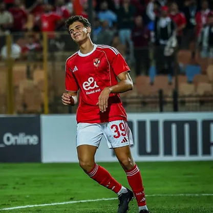 حمزة عبد الكريم مهاجم الأهلي المصري خلال مواجهة شبيبة القبائل في دوري أبطال إفريقيا - 22 نوفمبر 2025