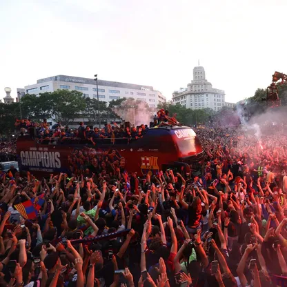 لاعبو نادي برشلونة يحتفلون بفوزهم بلقب الدوري الإسباني على متن حافلة خلال موكب الاحتفال مع الجماهير - 16 مايو 2025