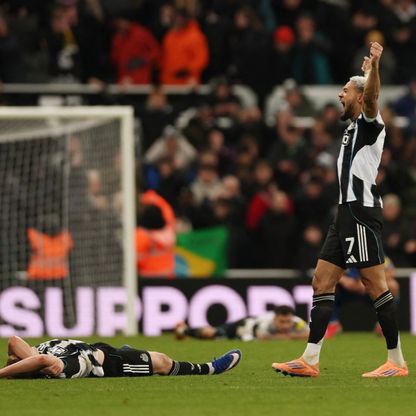 نيوكاسل يقلب تأخره أمام ليدز إلى فوز مجنون في الوقت بدل الضائع