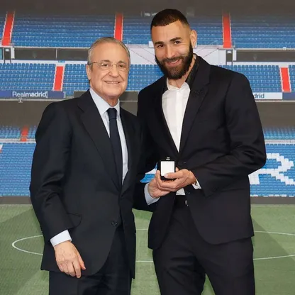 كريم بنزيما يتسلم الوسام الذهبي من فلورنتينو بيريز رئيس نادي ريال مدريد - 6 يونيو 2023
