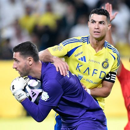كاستيلس حارس القادسية يفوز بجائزة القفاز الذهبي في الدوري السعودي