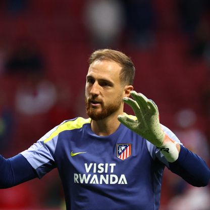 يان أوبلاك يستلم كأس زامورا لأفضل حارس في الدوري الإسباني