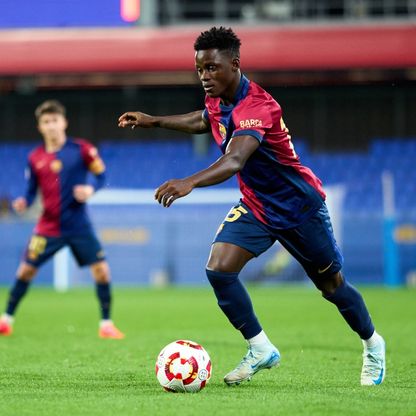 عزيز عيسى يعود إلى برشلونة.. هل سيحظى بثقة فليك؟