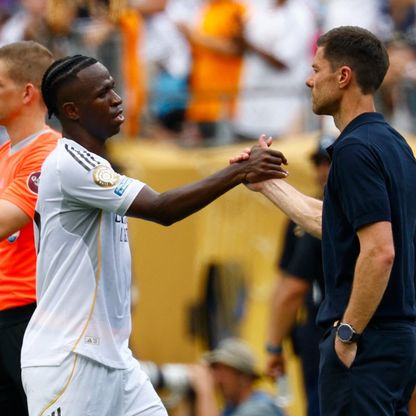 رئيس ريال مدريد يتدخل لتهدئة التوتر بين ألونسو وفينيسيوس