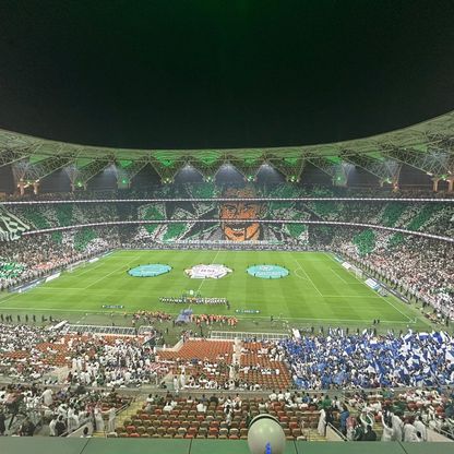 شاهد.. "تيفو عملاق" هدية جمهور الأهلي للمدرب يايسله أمام الهلال