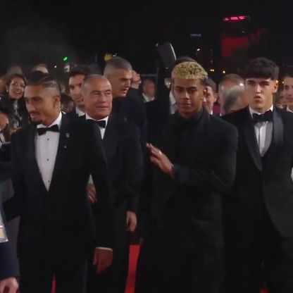 جمهور حفل الكرة الذهبية يستقبل وفد برشلونة بعبارات مُهينة