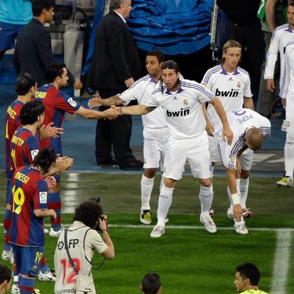 3 مواقف لا تُنسى.. الممر الشرفي يشعل صراع برشلونة وريال مدريد