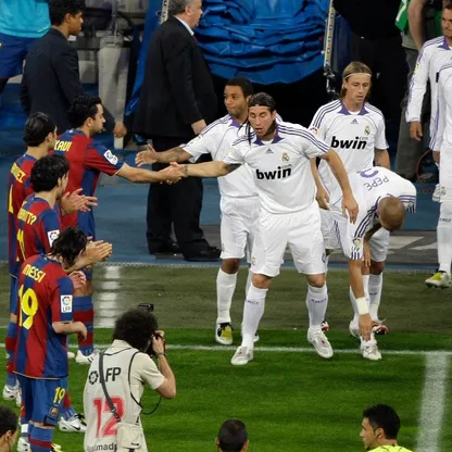 ممر شرفي من لاعبي برشلونة لبطل الدوري الإسباني ريال مدريد - 7 مايو 2008