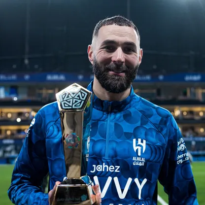 كريم بنزيما نجم الهلال يحمل جائزة أفضل لاعب في مباراة النجمة بالدوري السعودي - 6 مارس 2026