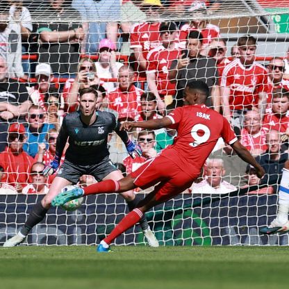 شاهد.. ألكسندر إيزاك يعود إلى الحياة ويسجل ببراعة لأول مرة في 2026