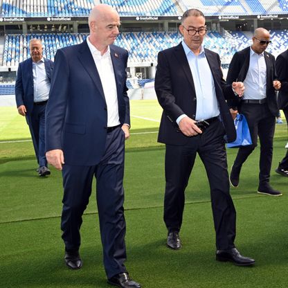 إنفانتينو يزور ملعب طنجة ويبدي إعجابه الكبير بالعمل "الجبار"