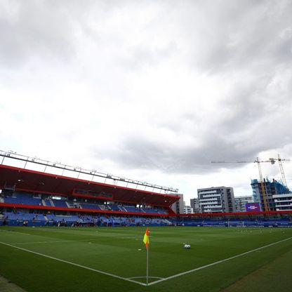 أزمة جديدة.. 3 عقبات تمنع "يوهان كرويف" من استضافة برشلونة وفالنسيا