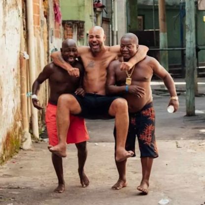 النجم البرازيلي السابق أدريانو يهدد محتالاً سرق أموال والدته