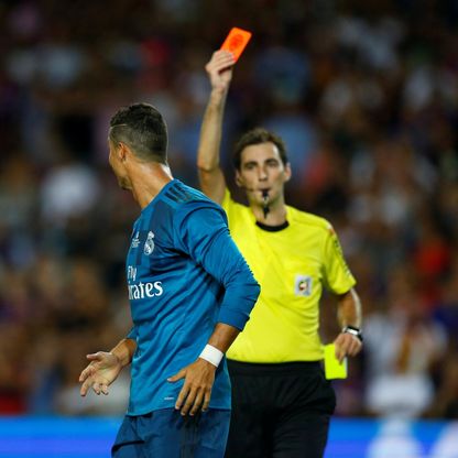 صاحب واقعة "طرد رونالدو" حكماً لكلاسيكو نهائي كأس ملك إسبانيا