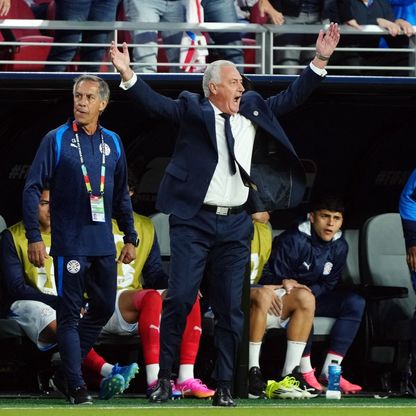 مدرب باراغواي يطلب تغيير أماكن لوحات الإعلانات بكأس العالم