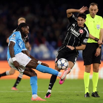 فرانكفورت يفرض التعادل السلبي على نابولي بدوري أبطال أوروبا