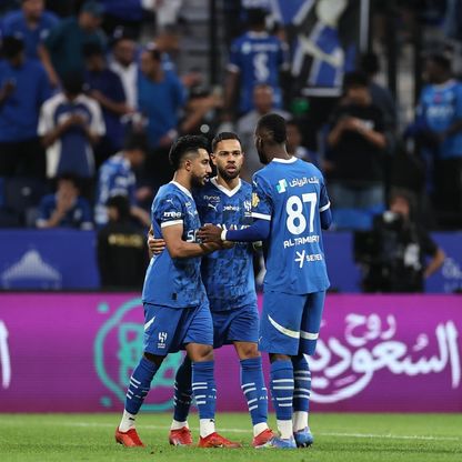 لاعبو الهلال يحتفلون بتسجيل هدف في مرمى الشباب بدوري روشن السعودي - 21 أبريل 2025