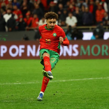 شاهد.. لفتة بن صغير الإنسانية لمشجع مصاب بعد فوز المغرب