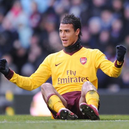 مروان الشماخ يرد التحية لعمدة نيويورك بإهدائه قميص أرسنال