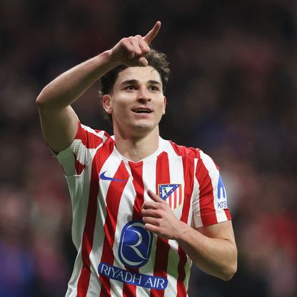 هل يقبل أتلتيكو مدريد بيع مهاجمه خوليان ألفاريز إلى برشلونة؟