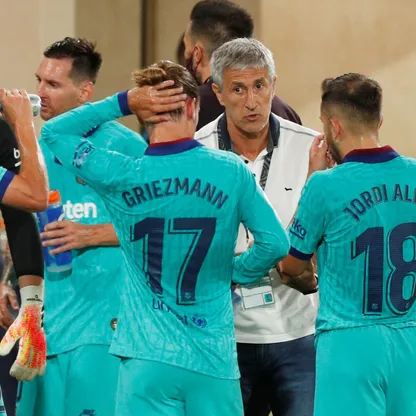 كيكي سيتيان رفقة لاعبي برشلونة خلال مباراة فياريال بالدوري الإسباني - 5 يوليو 2020