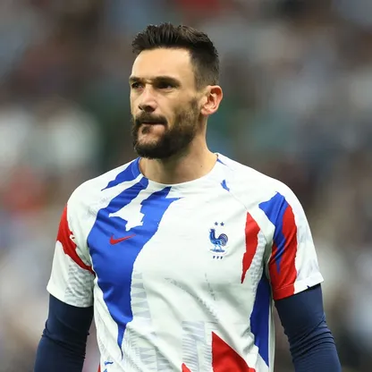 الفرنسي هوغو لوريس خلال الإحماء قبل المباراة ضد الأرجنتين - 18 ديسمبر 2022