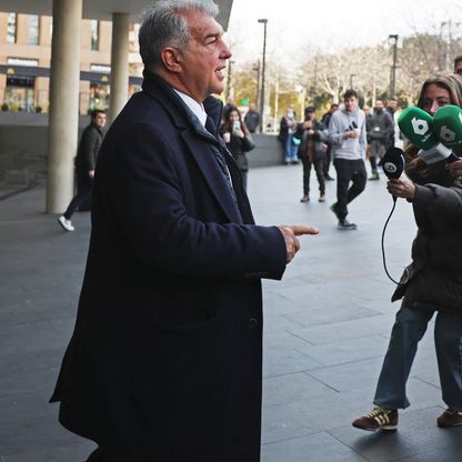 لابورتا يودع فليك واللاعبين بعد استقالته من رئاسة برشلونة