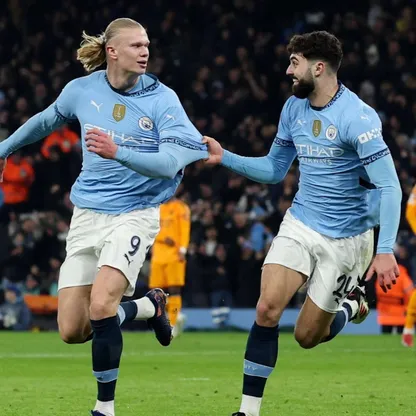 هالاند يحتفل مع غفارديول بعد أن سجل هدفه الأول في مسيرته الكروية أمام ريال مدريد بدوري أبطال أوروبا 11-2-2025