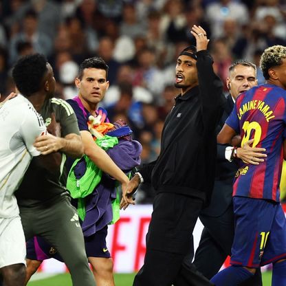 أشهر 5 أحداث في الكلاسيكو.. صخب وزجاجات واشتباكات ورأس خنزير