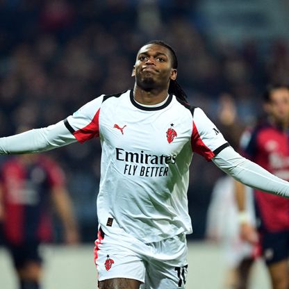 ميلان يفوز على كالياري بهدف لياو ويعتلي صدارة الدوري الإيطالي