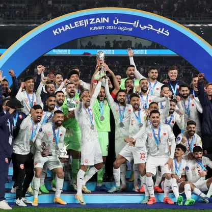 لاعبو البحرين يرفعون كأس "خليجي 26" بعد فوزهم على عُمان في النهائي - 4 يناير 2025
