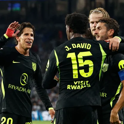 لاعبو أتلتيكو مدريد يحتفلون بهدف زميلهم جوناثان ديفيد في شباك ريال سوسيداد ضمن الدوري الإسباني - 13 سبتمبر 2026